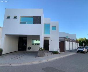 NEX-182136 - Casa en Renta, con 3 recamaras, con 2 baños, con 2 medio baños, con 187 m2 de construcción en Dunas Residencial, CP 32415, Chihuahua.
